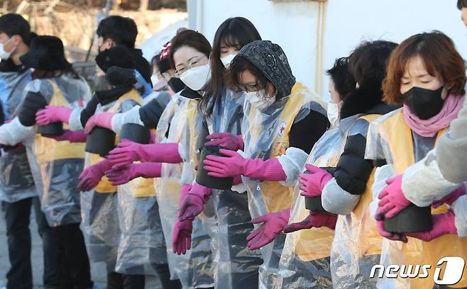 30일 오후 서울 노원구 상계동 일대에서 고려아연 임직원들과 적십자 봉사원들이 취약계층에게 전달할 연탄을 나르고 있다. 2022.11.30/뉴스1 ⓒ News1 송원영 기자