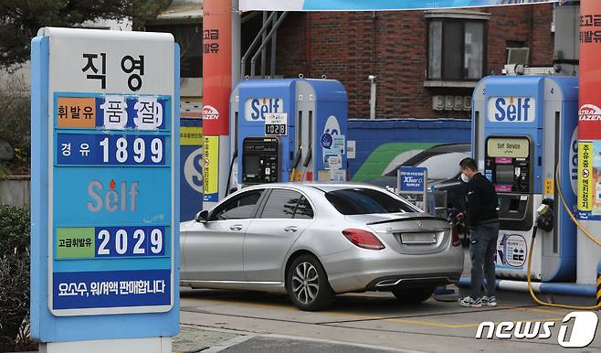 화물연대 총파업이 엿새째로 돌입한 가운데 29일 서울의 한 주유소에 휘발유 품절을 알리는 안내문이 붙어 있다. 화물연대 총파업이 길어지면서 판매량이 많고 저장고가 부족한 일부 주유소에 기름 수송 차량이 오지 않는 '기름 대란'이 본격화하고 있다. 2022.11.29/뉴스1 ⓒ News1 신웅수 기자