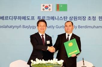 백정완 대우건설 대표(왼쪽)와 니야즐리 니야즐리예프 투르크멘화학공사 회장