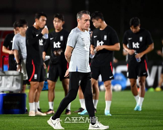 축구대표팀 벤투 감독이 29일 카타르 도하 에글라 트레이닝센터에서 훈련을 지켜보고 있다. 2022. 11. 29.도하(카타르) | 최승섭기자 thunder@sportsseoul.com