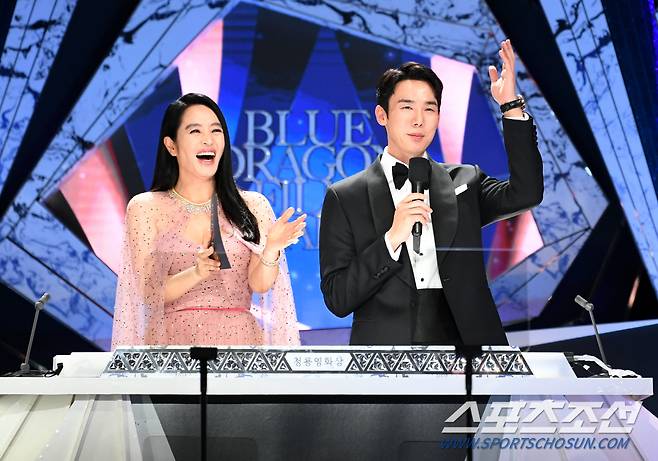 제43회 청룡영화상 레드카펫이 25일 여의도 KBS홀에서 진행됐다. 김혜수 유연석이 황정민의 농담에 웃음을 터트리고 있다. 여의도=정재근 기자 cjg@sportschosun.com/2022.11.25/