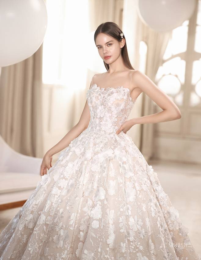 사진 : 웨딩드레스 브라이드메르시(청담점, 부산점, 대구점, 광주점, 대전점, 진주점, 원주점, 천안점, 청주점, 워싱턴점), 포토그래퍼 김보하(더써드마인드 스튜디오), 헤어 설영 메이크업 양경(설영), 모델 올가, 소품협찬 수야