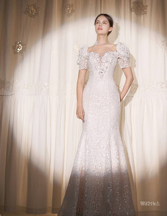 사진 : 웨딩드레스 브라이드메르시(청담점, 부산점, 대구점, 광주점, 대전점, 진주점, 원주점, 천안점, 청주점, 워싱턴점), 포토그래퍼 김보하(더써드마인드 스튜디오), 헤어 설영 메이크업 양경(설영), 모델 올가, 소품협찬 수야
