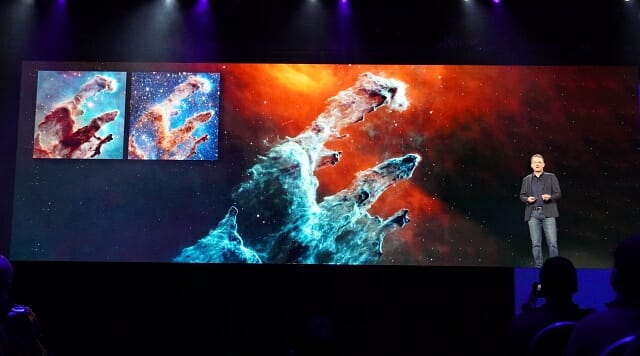 애덤 셀립스키 AWS CEO는 허블 우주망원경과 제임스웹 우주망원경으로 촬영한 '창조의 기둥' 사진을 비교해 설명했다.