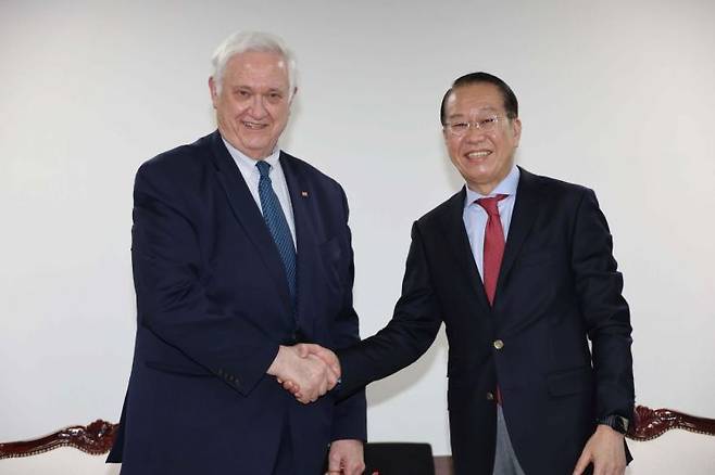 권영세 통일부 장관이 30일 정부서울청사에서 존 햄리 미국 전략국제문제연구소(CSIS) 소장을 만나 악수하고 있다. [이미지출처=연합뉴스]