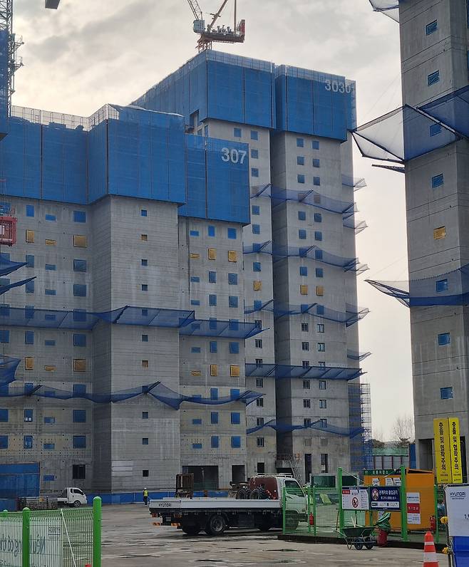 지난 29일 서울 강동구 둔촌주공 재건축 공사 현장. 아래층부터 창호 설치가 진행되고 있다. /오은선 기자