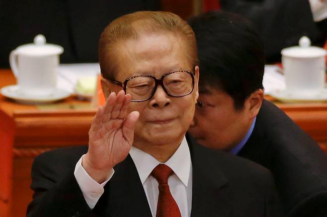 장쩌민 전 중국 국가주석이 2012년 11월 8일 베이징 인민대회당에서 열린 중국공산당 제18차 전국대표대회 개막식에 참석했을 당시의 모습. 시진핑 현 중국 국가주석이 당시 중공 중앙위원회 총서기로 선출됐다. /AP 연합