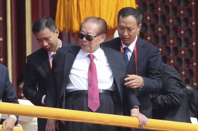 장쩌민 전 중국 국가주석이 2019년 10월 1일 베이징 톈안먼(천안문) 성루에서 중화인민공화국 건국 70주년 기념식에 참석해 수행원의 부축을 받고 있다. 이때가 장 전 주석이 공개 석상에 모습을 드러낸 마지막이다. /AP 연합