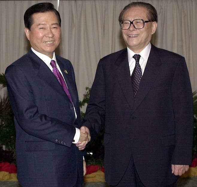 지난 2000년 11월 15일 장쩌민 중국 국가주석이 브루나이 오키드 가든 호텔에서 김대중 대통령과정상회담에 앞서 악수하고 있는 모습.