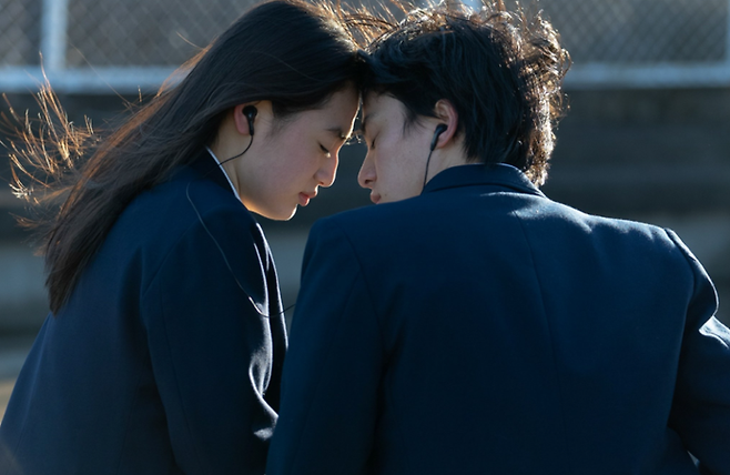 '어린' 노구치 야예 역의 배우 야기 리카코와 나미키 하루미치 역의 배우 키도 타이세이 ⓒ