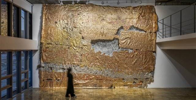 엘 아나추이의 ‘New World Symphony’(2022년)는 술병 뚜껑을 두들기고 자르고 이어 붙여 만들었다. 바라캇 컨템포러리 제공