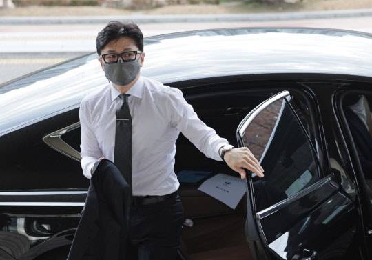 한동훈 법무부 장관이 28일 오전 정부과천청사 법무부로 출근하고 있다. [과천=연합뉴스]