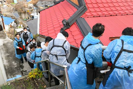 하나증권 임직원들이 지난 29일 서울 서대문구 홍제동에서 '따듯한 겨울나기 필수품 나눔 봉사활동'을 진행하고 있다. 하나증권 제공.