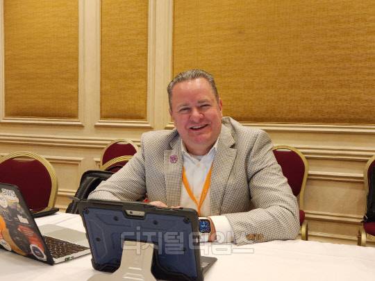 저스틴 호나만 AWS 리테일·소비재 총괄이 29일(현지시간) 미국 네바다주 라스베이거스에서 열린 연례 최대 콘퍼런스 'AWS 리인벤트 2022'에서 인터뷰를 진행하고 있다.