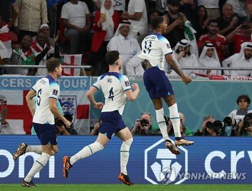 30일 오전(한국시간) 카타르 알라이얀의 아흐마드 빈 알리 스타디움에서 열린 2022 카타르 월드컵 조별리그 B조 3차전 웨일스와 잉글랜드 경기. 잉글랜드가 마커스 래시퍼드가 프리킥으로 선취점을 올린 뒤 기뻐하고 있다.   알라이얀=연합뉴스