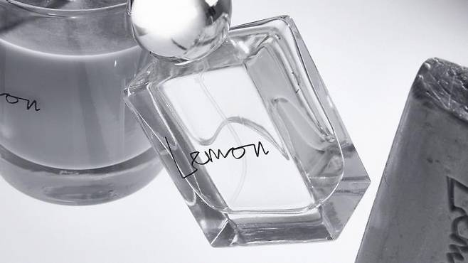 향수는 물론 향초, 바디솝까지 만나볼 수 있어요.