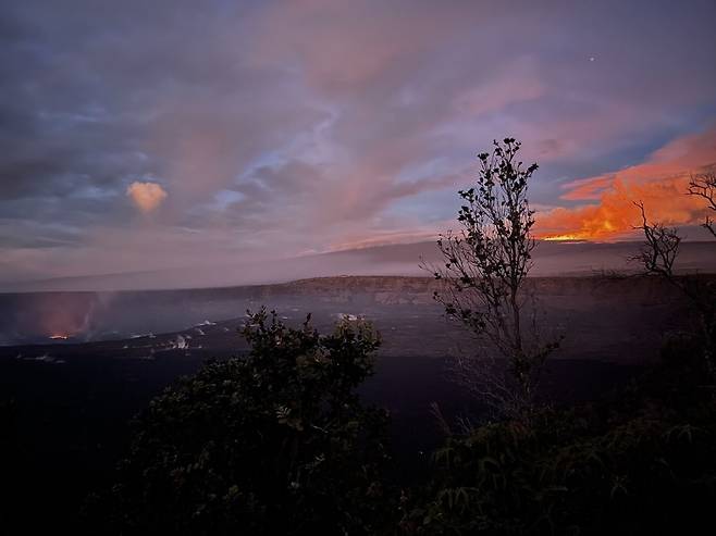 28일(현지시간) 하와이 쿠피나이 팔리에서 촬영한 마우나 로아. 하와이 화산 국립공원(NPS) 트위터.