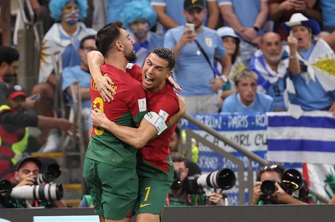 28일 오후(현지시간) 카타르 루사일 스타디움에서 열린 2022 카타르 월드컵 조별리그 H조 2차전 포르투갈과 우루과이의 경기에서 포르투갈 페르난데스의 득점 후 호날두가 환호하고 있다. 2022.11.29/뉴스1 ⓒ News1 이광호 기자 /사진=뉴스1