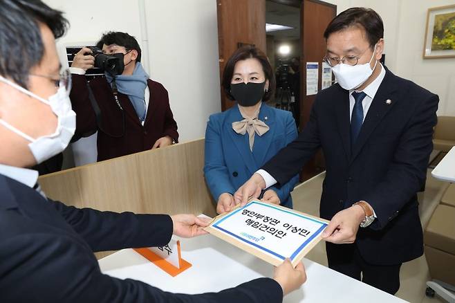 이수진(왼쪽), 위성곤 더불어민주당 의원이 30일 서울 여의도 국회 의안과에 이상민 행정안전부 장관 해임건의안을 제출하고 있다. (공동취재) /사진=뉴스1화상