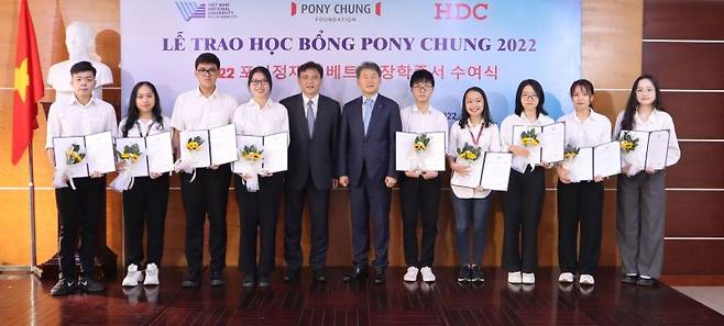 11월 28일 베트남 하노이국립대학교에서 열린 포니정 장학생 수여식에서 하노이국립대학교 응우옌 황 하이 부총장(왼쪽 다섯번째), 포니정재단 이만희 사무총장(왼쪽 여섯번째)이 학생들과 기념촬영을 하고 있다. HDC그룹 제공
