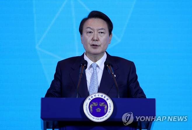 격려사하는 윤석열 대통령 (서울=연합뉴스) 안정원 기자 = 윤석열 대통령이 29일 오후 서울 광진구 그랜드 워커힐 서울에서 열린 민주평통 해외 자문위원과의 통일대화에 참석, 격려사를 하고 있다. 2022.11.29 jeong@yna.co.kr (끝)