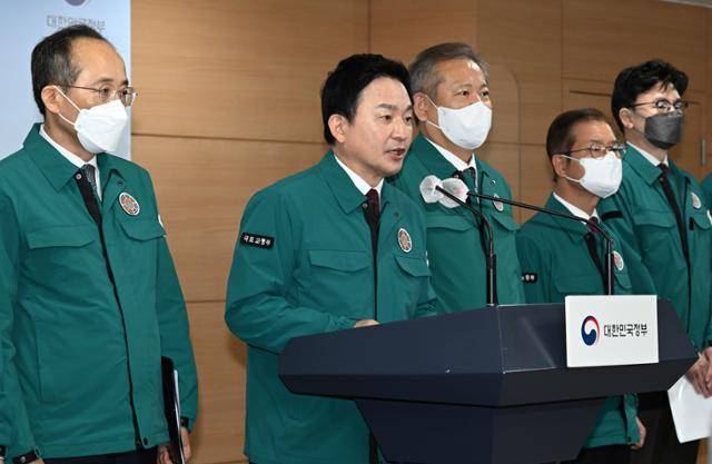 원희룡(왼쪽 두 번째) 국토교통부 장관이 29일 정부서울청사에서 화물연대 운송 거부 관련 관계부처 합동브리핑을 하고 있다. 왼쪽부터 추경호 부총리 겸 기획재정부 장관, 원 장관, 이상민 행정안전부 장관, 이정식 고용노동부 장관, 한동훈 법무부 장관. 홍인기 기자