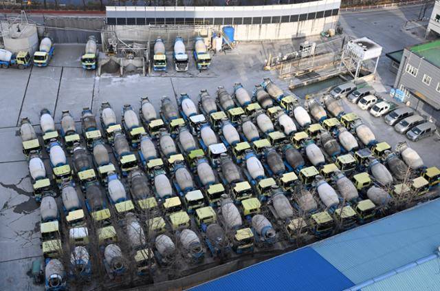 화물연대 총파업 나흘째인 27일 경기 안양시의 한 레미콘 업체에 레미콘 차량이 주차돼 있다. 안양=홍인기 기자