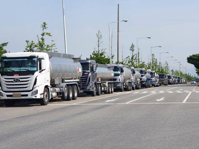 28일 화물연대 총파업으로 전남 여수국가산업단지 내 탱크로리 차량들이 길게 늘어서 있다. 뉴스1