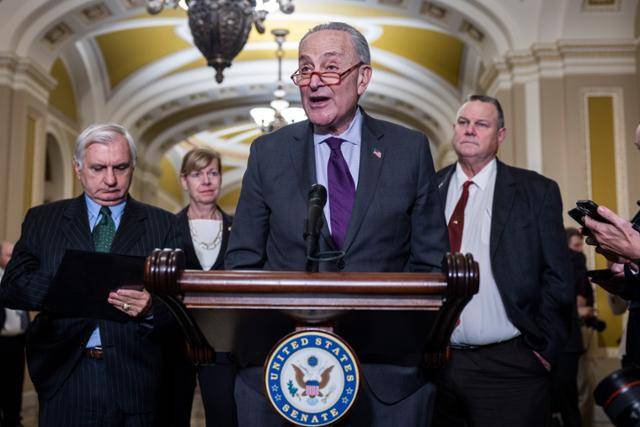 척 슈머(가운데) 미국 민주당 상원 원내대표가 29일 워싱턴 국회의사당에서 동성결혼과 인종 간 결혼을 보장하는 '결혼 존중 법안' 심의에 앞서 기자들에게 법안을 설명하고 있다. 미 상원은 이날 해당 법안을 찬성 61표, 반대 36표로 가결했다. 워싱턴=EPA 연합뉴스