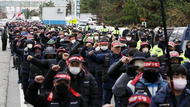 민주노총 공공운수노조 화물연대본부의 집단운송거부(총파업) 7일째인 30일 오후 울산 남구 석유화학단지에서 조합원들이 행진을 하고 있다. 울산=뉴스1