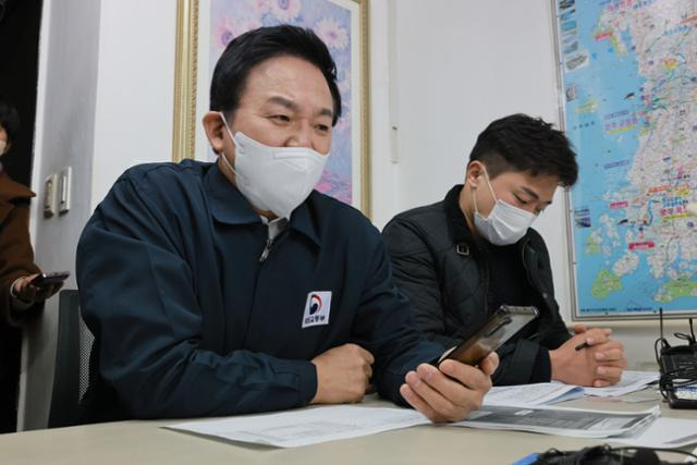 원희룡(왼쪽) 국토교통부 장관이 30일 오전 서울시내 한 업체를 방문해 현재 파업 중인 화물운송자와 직접 통화하며 업무 개시를 독려하고 있다. 뉴시스