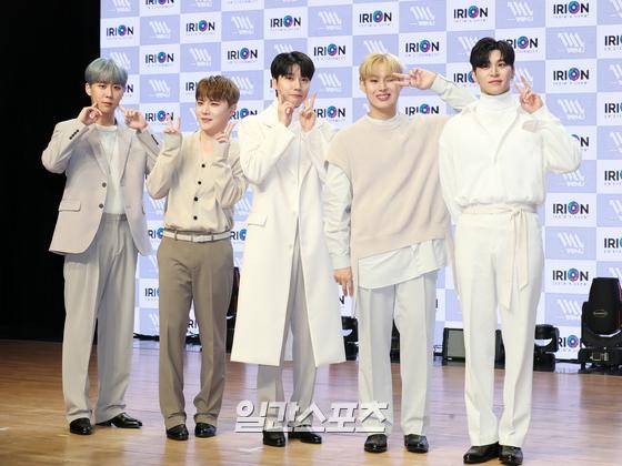 그룹 위앤유(WeNU) 박찬효, 정이든, 한선우, 윤희찬, 지성환(왼쪽부터)이 30일 오후 서울 강남구 일지아트홀에서 진행된 위앤유 첫 데뷔 앨범 '하루하루' 발매 기념 쇼케이스에 참석해 포토타임을 갖고 있다. 타이틀 곡 하루하루'는 연인을 그리워하는 주인공의 시점을 담은 곡으로 오늘(30일) 낮 12시 각종 온라인 음원사이트를 통해 감상할 수 있다. 서병수 기자 qudtn@edaily.co.kr /2022.11.30.