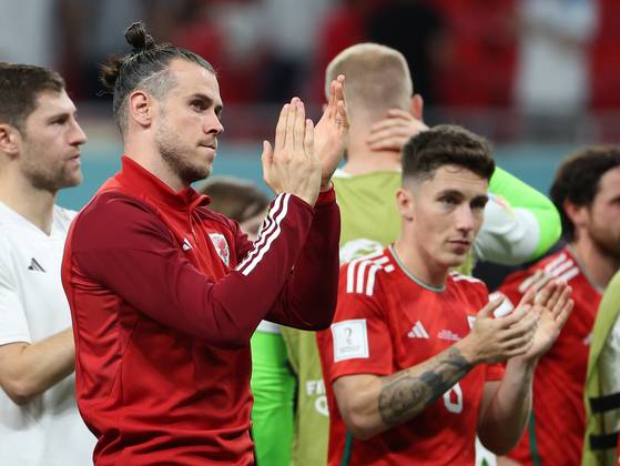 웨일스 주장 가레스 베일이 잉글랜드와의 조별리그 3차전을 마친 뒤 관중들에게 인사하는 모습. 연합뉴스