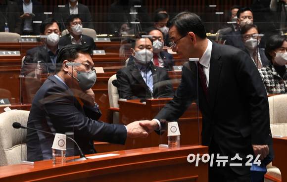 정진석 국민의힘 비상대책위원장과 주호영 원내대표가 23일 오전 서울 여의도 국회에서 열린 의원총회에서 악수하고 있다. [사진=김성진 기자]