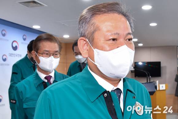 이상민 행정안전부 장관이 지난 29일 오전 서울 종로구 정부서울청사에서 화물연대 집단운송거부 관련 관계부처 합동 브리핑을 마친 후 퇴장하고 있다. [사진=김성진 기자]