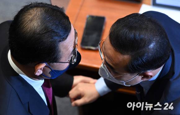 주호영 국민의힘 원내대표(왼쪽)와 박홍근 더불어민주당 원내대표가 24일 오후 서울 여의도 국회 본회의장에서 대화하고 있다. [사진=김성진 기자]