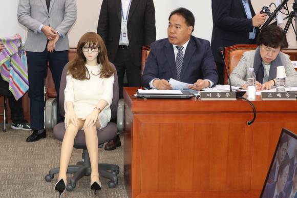 관세청이 전신형 리얼돌의 통관을 허용하기 위한 지침을 검토하고 있는 것으로 전해졌다. 사진은 리얼돌 [사진=뉴시스]