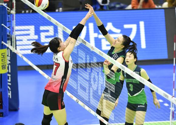 30일 수원체육관에서 현대건설과 KGC인삼공사의 '도드람 2022-23 V리그' 여자부 2라운드 경기가 열린 가운데 현대건설 양효진이 공격을 시도하고 있다. [사진=한국배구연맹(KOVO)]