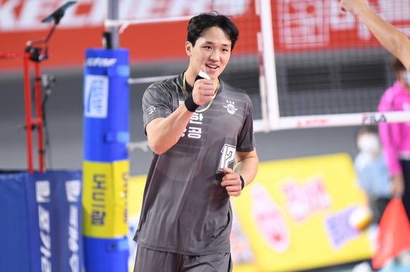 대한항공 임동혁은 30일 열린 우리카드와 홈 경기에서 조커 노릇을 톡톡히했다. [사진=한국배구연맹(KOVO)]