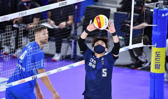 대한항공 세터 유광우(오른쪽)가 지난 5일 열린 한국전력과 원정 경기 도중 패스(토스)를 시도하고 있다. [사진=한국배구연맹(KOVO)]