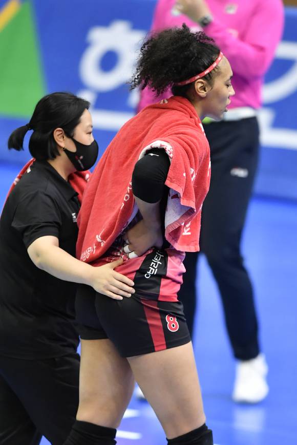 KGC인삼공사 엘리자벳이 30일 수원체육관에서 열린 현대건설과 '도드람 2022-23 V리그' 여자부 2라운드 원정 경기에서 3세트 도중 허리 통증을 호소하며 코트 밖으로 나가고 있다. [사진=한국배구연맹(KOVO)]