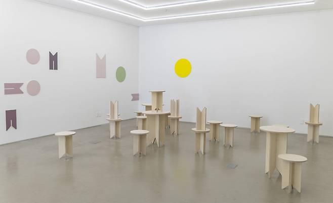 관객은 나무 의자와 테이블을 옮기거나, 그곳에 앉아도 된다. 결국 의자와 테이블은 관객과 작가 간의 상호작용을 이끌기 위한 요소일 뿐이다. 12월 15일(목)까지 평창동 프로젝트스페이스 미음에서 무료로 관람할 수 있다.