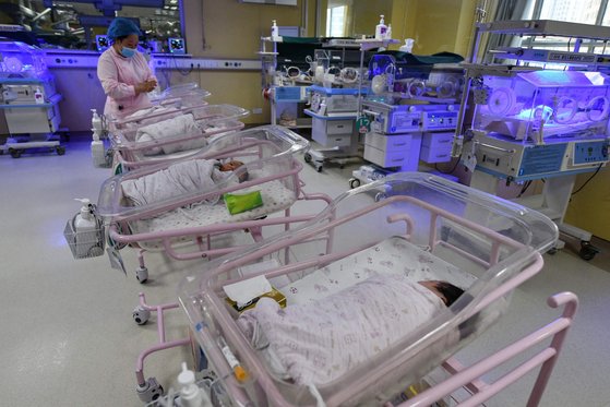 중국 안후이성 푸양시의 산부인과 신생아실. 17일 중국 국가통계국은 지난 2021년 한해 1062만 명 신생아가 태어나 1949년 건국 이래 최저치를 기록했다고 발표했다. [AFP=연합뉴스]