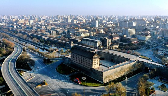 지난 1일 코로나19로 시 전역이 봉쇄된 중국 산시성 시안시의 항공 사진이다. 인구 1200만 명의 시안시는 지난해 12월 23일 코로나19 확산으로 시 전역이 봉쇄됐다. [신화=연합뉴스]