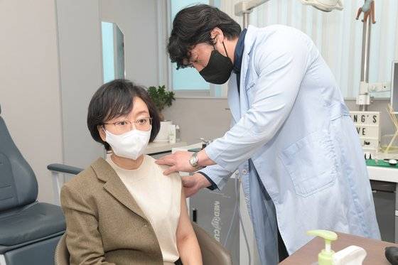 오유경 식품의약품안전처장이 30일 오후 충청북도 청주시 흥덕구 오송읍 소재 의원급 의료기관에서 동절기 코로나19 2가 백신 추가접종을 하고 있다. 사진 식약처. 뉴스1