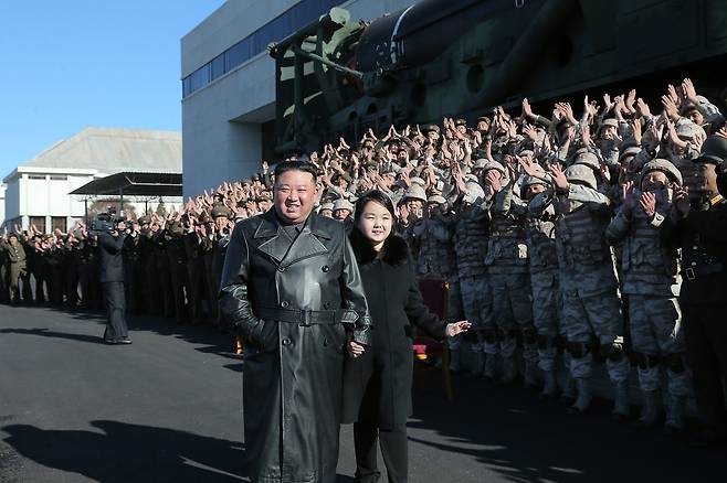 김정은 북한 국무위원장이 신형 대륙간탄도미사일(ICBM) '화성-17형' 시험발사 성공에 기여한 공로자들과 기념사진을 찍었다고 27일 당 기관지 노동신문이 보도했다. 사진 촬영현장엔 '화성-17형' 발사현장에 동행한 김 위원장 둘째딸도 함께했다. 뉴스1