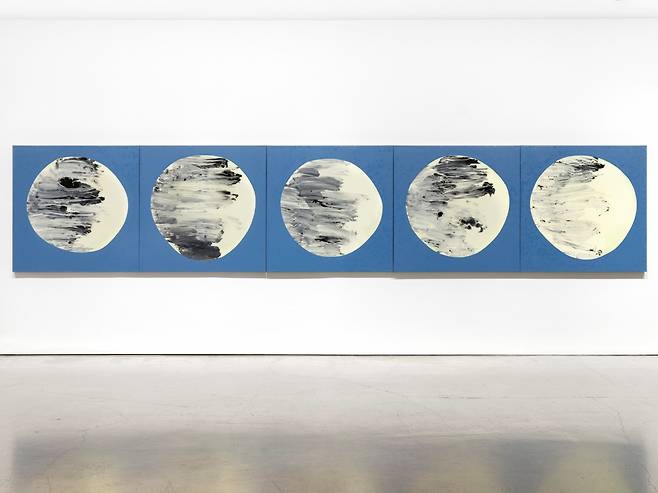 An installation view of “The Moon is Rising” at Gallery Hyundai in Seoul (Gallery Hyundai)