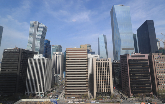 Dozens of financial companies are located in Yeouido, a financial district in western Seoul. [YONHAP]