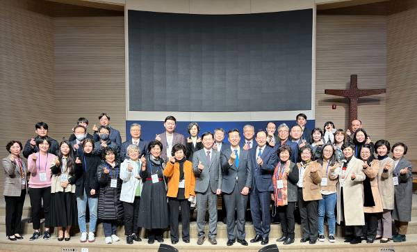 바이블백신센터의 이단 상담 전문가 과정 수료자들이 지난 28일 대전시 서구 도안동 대전도안교회에서 진행한 ‘제2기 이단 상담 전문가 양성과정 수료식’에서 기념촬영을 하고 있다. 앞줄 왼쪽 아홉 번째부터 권남궤 양형주 신현욱 목사. 바이블백신센터 제공