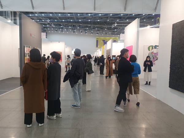 지난 24일부터 27일까지 대구 북구 엑스코에서 열린 ‘대구국제아트페어 2022’ 행사장 전경.